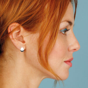 Coast pebbles stud earrings - Image 2