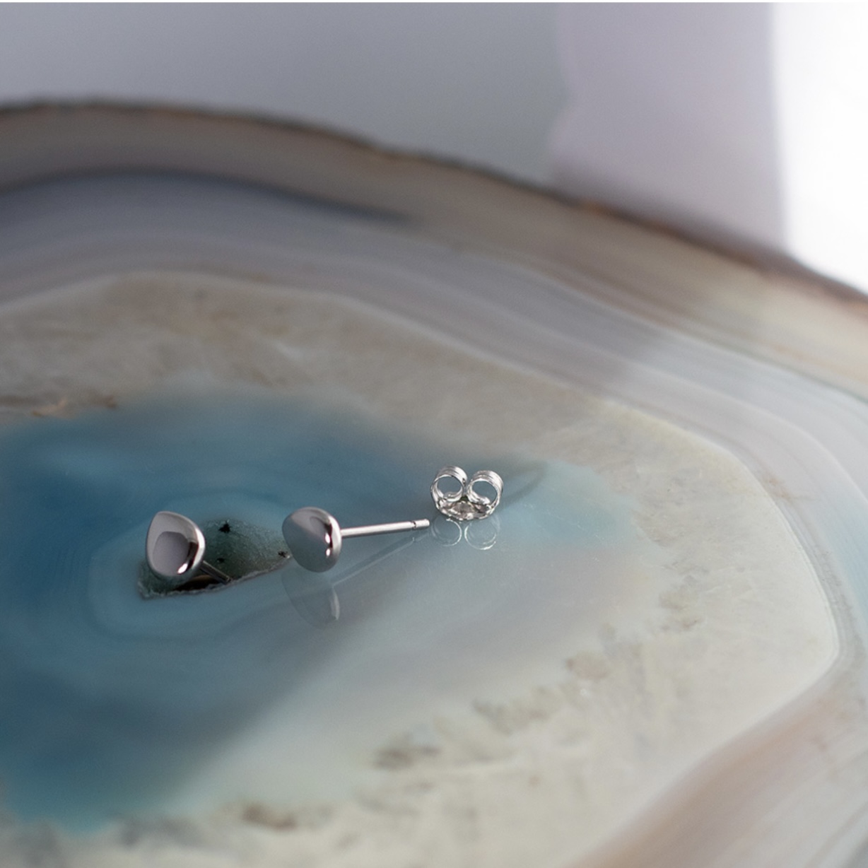 Coast pebbles small stud earrings - Image 3