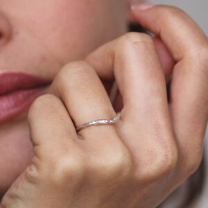 Alternative view of Orno slim v shaped stacking ring
