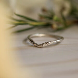 Orno slim v shaped stacking ring - Image 4