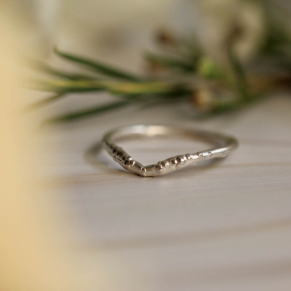 Orno slim v shaped stacking ring - Image 4