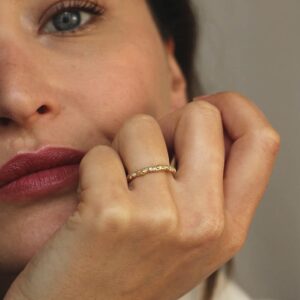 Alternative view of Orno gold diamond ring