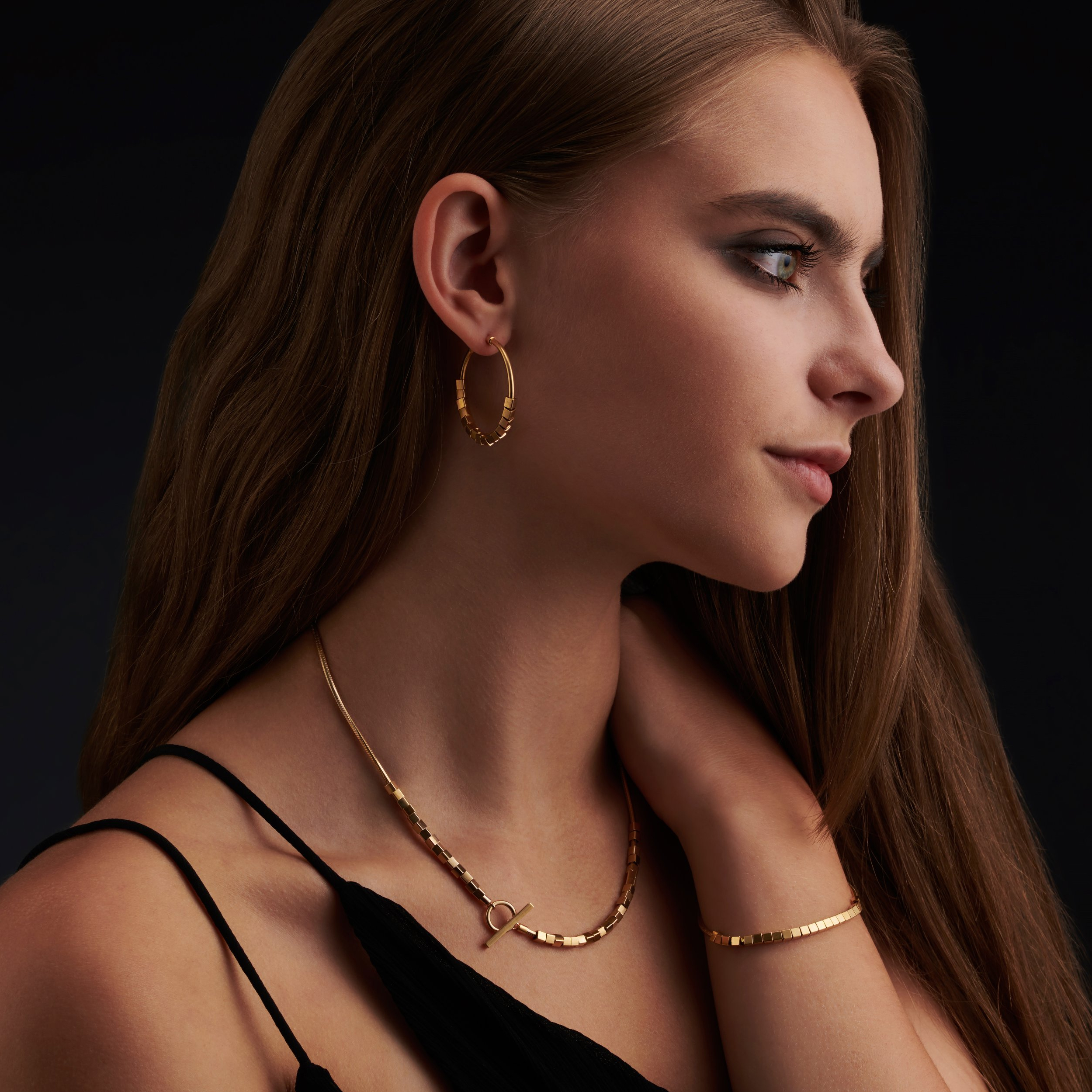 Metropolis large golden cubes hoop earrings - Image 2