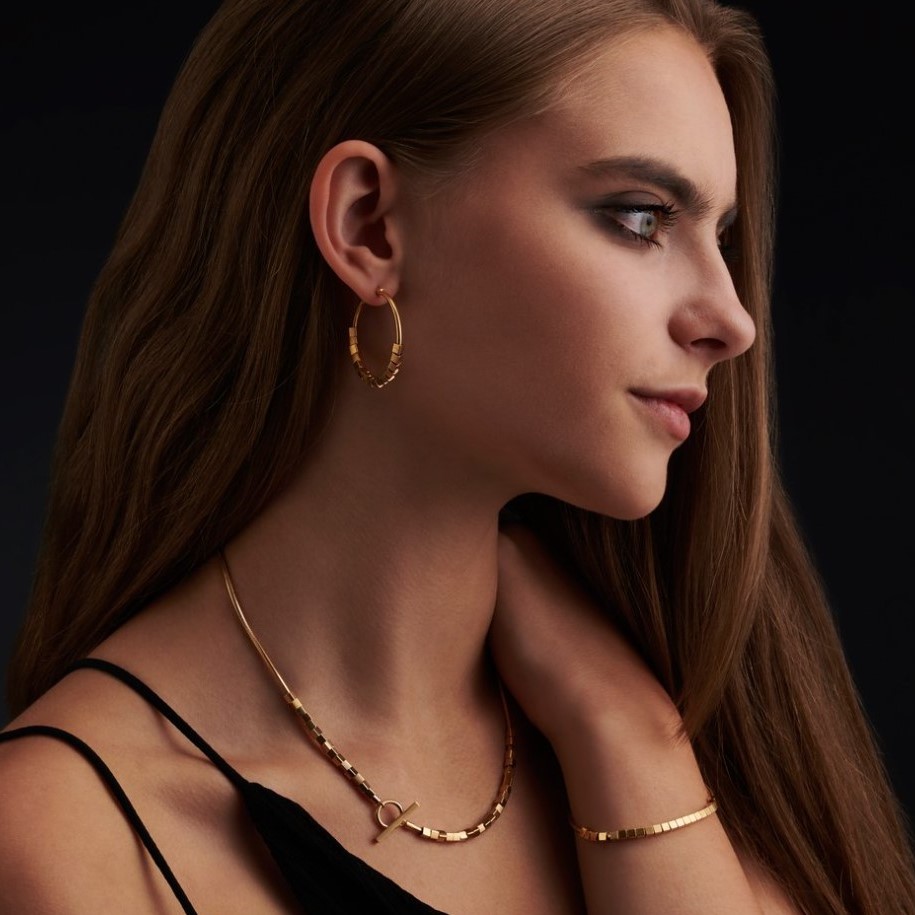 Golden metropolis T-bar necklace - Image 3