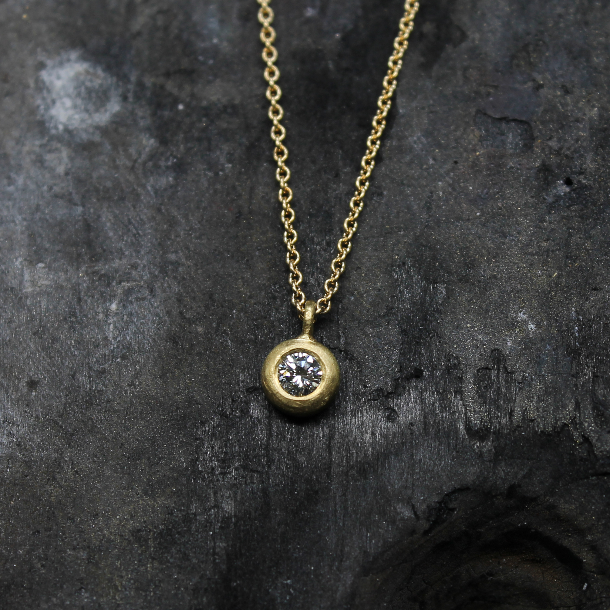 18ct yellow gold pebble diamond pendant