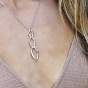 Alternative view of Entwine trio link necklace