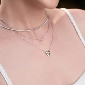 Silver pavé sparkle kiss necklace - Image 2