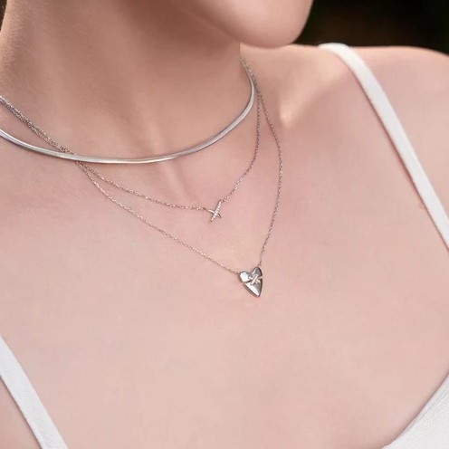 Silver pavé sparkle kiss necklace - Image 2