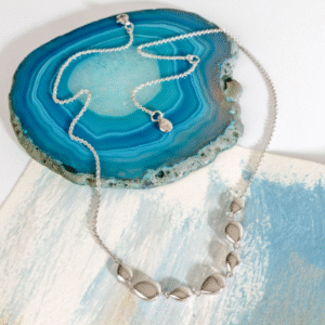 Alternative view of Coast pebbles linking necklet